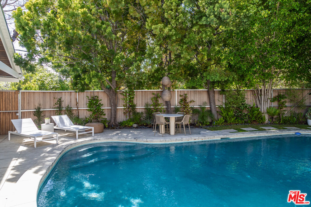 586 Lorna Ln
