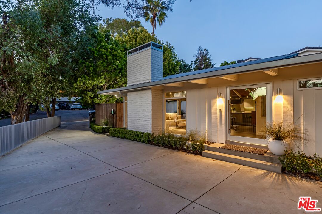 586 Lorna Ln