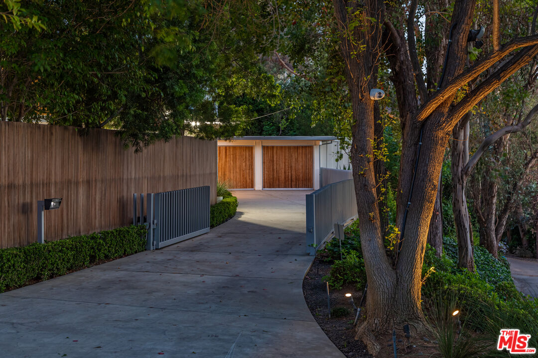 586 Lorna Ln