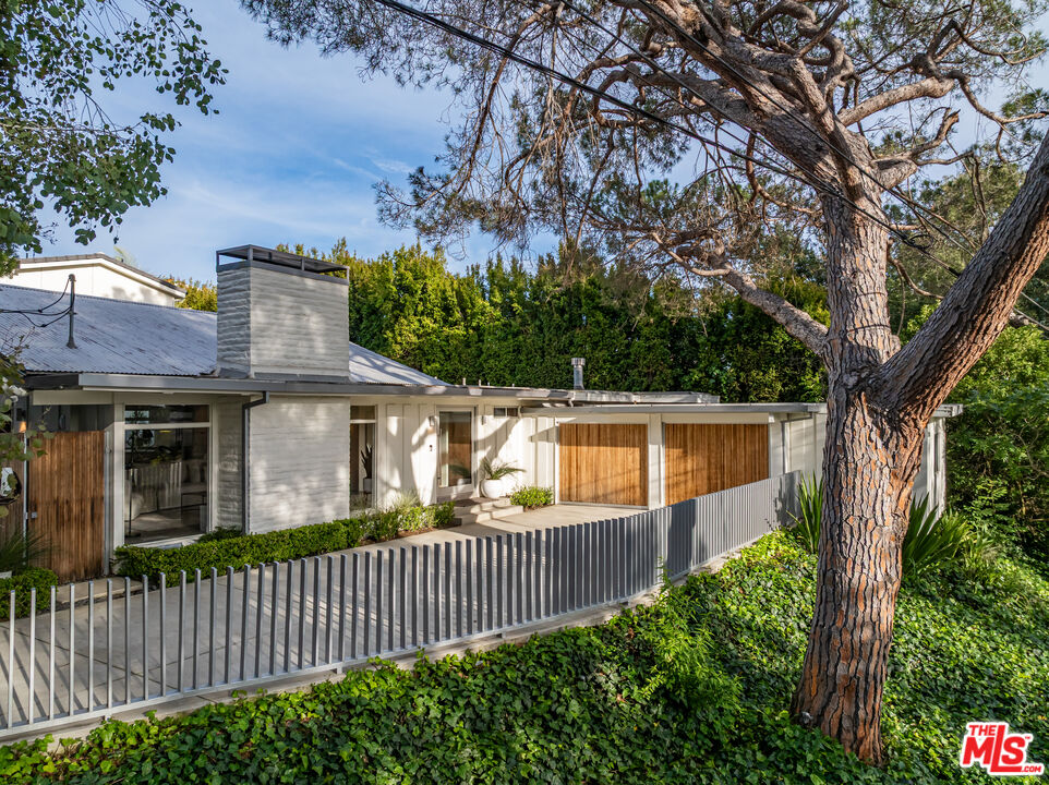 586 Lorna Ln