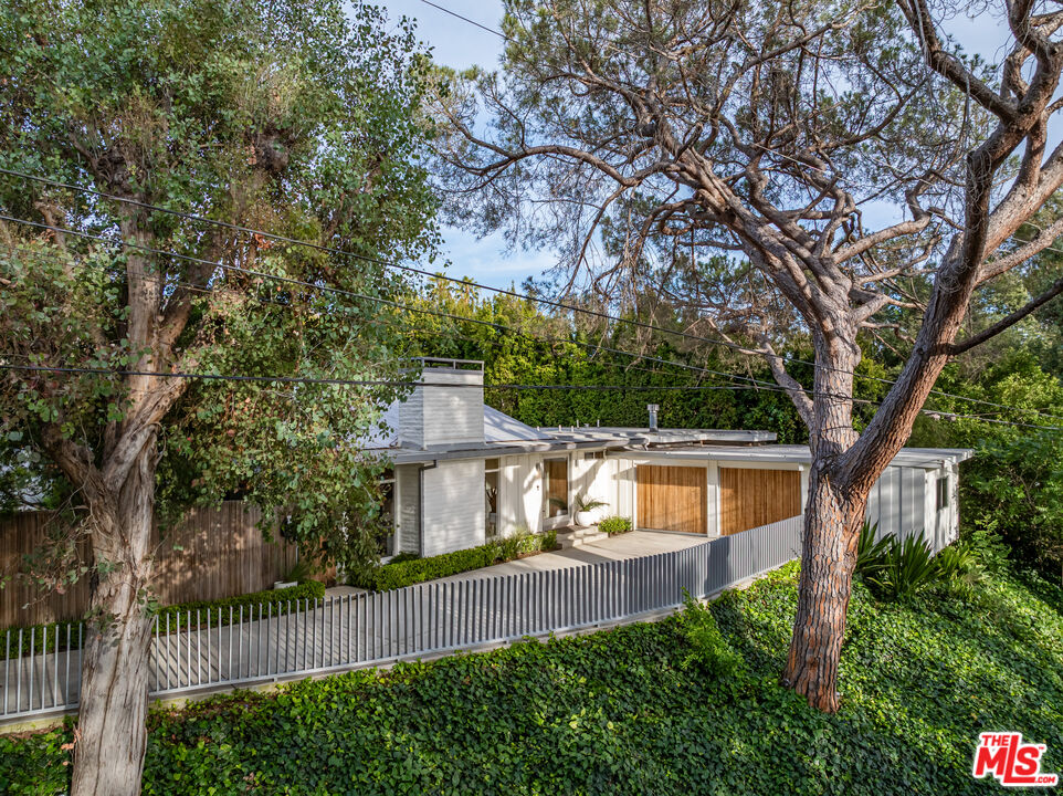 586 Lorna Ln