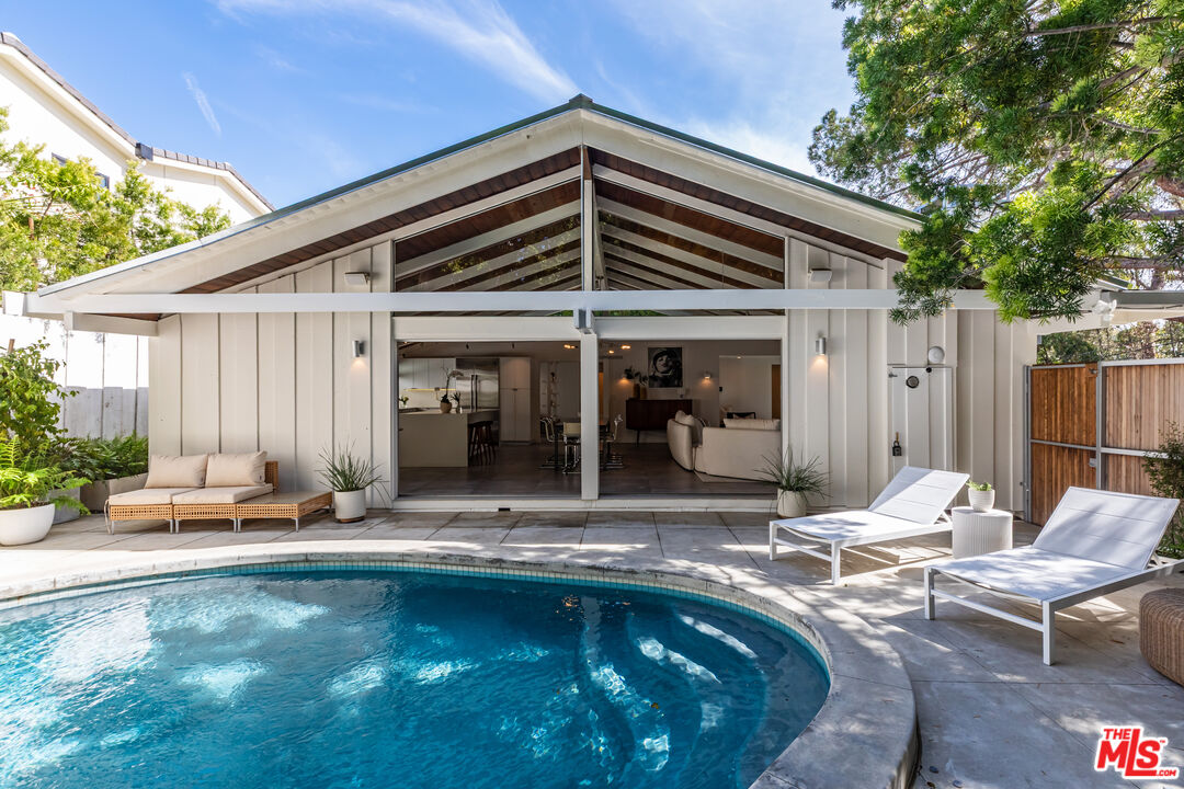 586 Lorna Ln