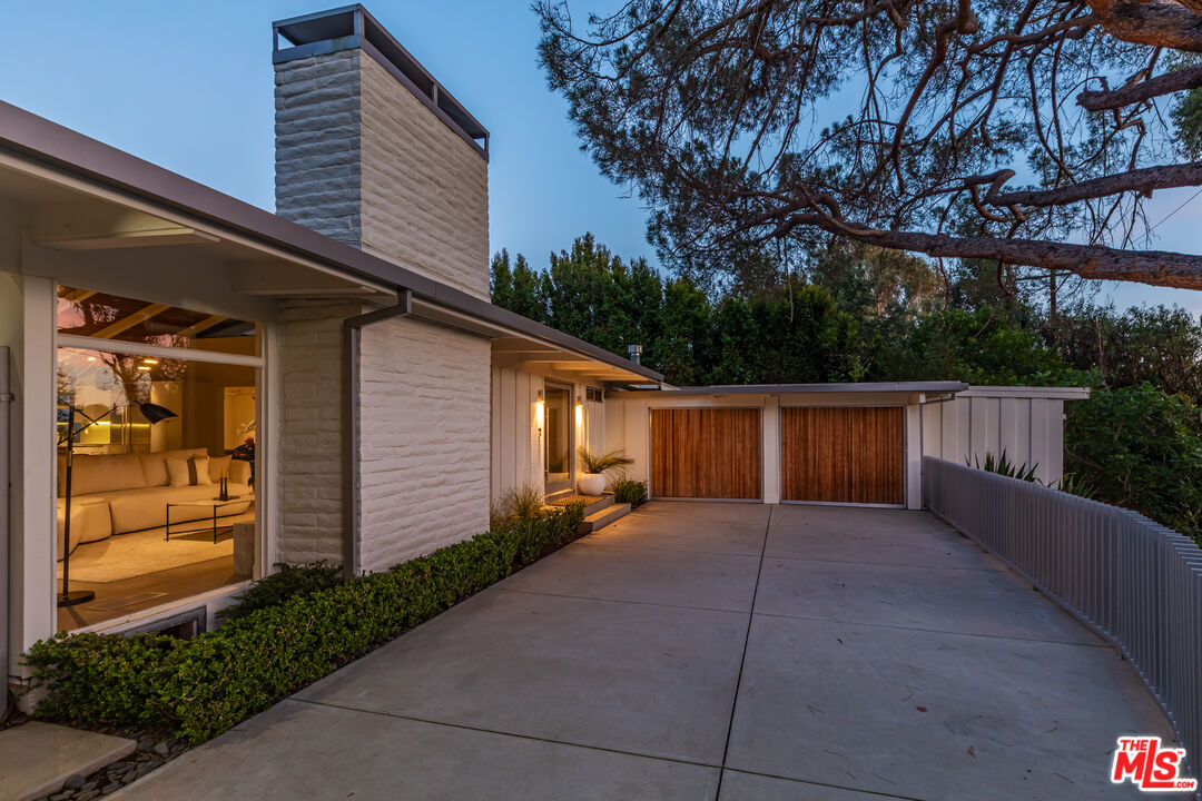586 Lorna Ln