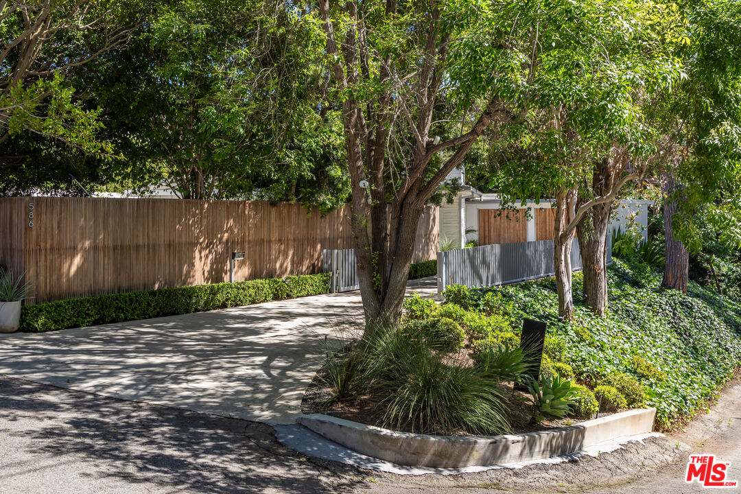 586 Lorna Ln