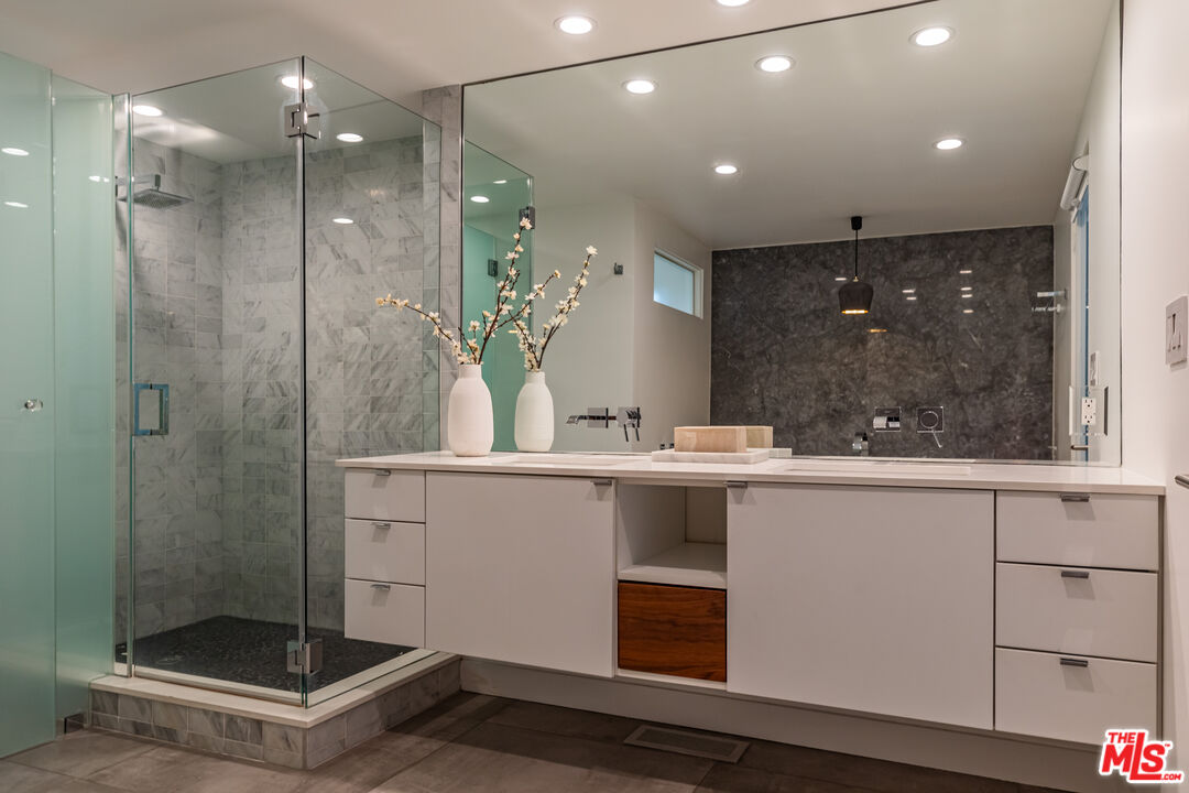 586 Lorna Ln