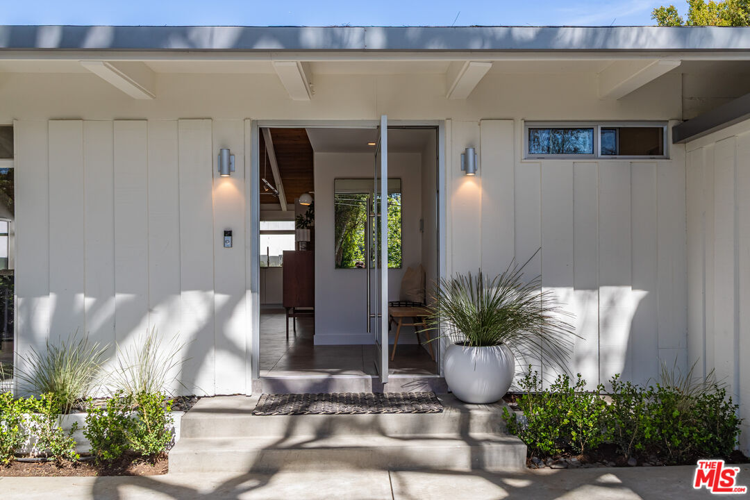 586 Lorna Ln