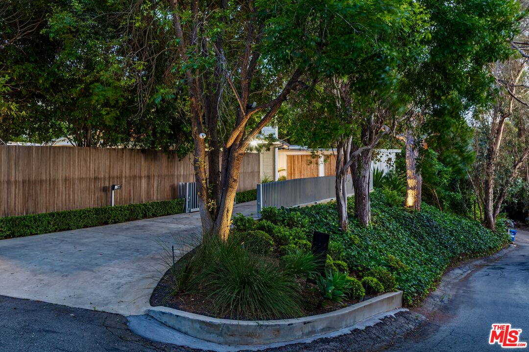 586 Lorna Ln
