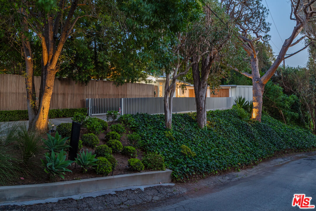 586 Lorna Ln