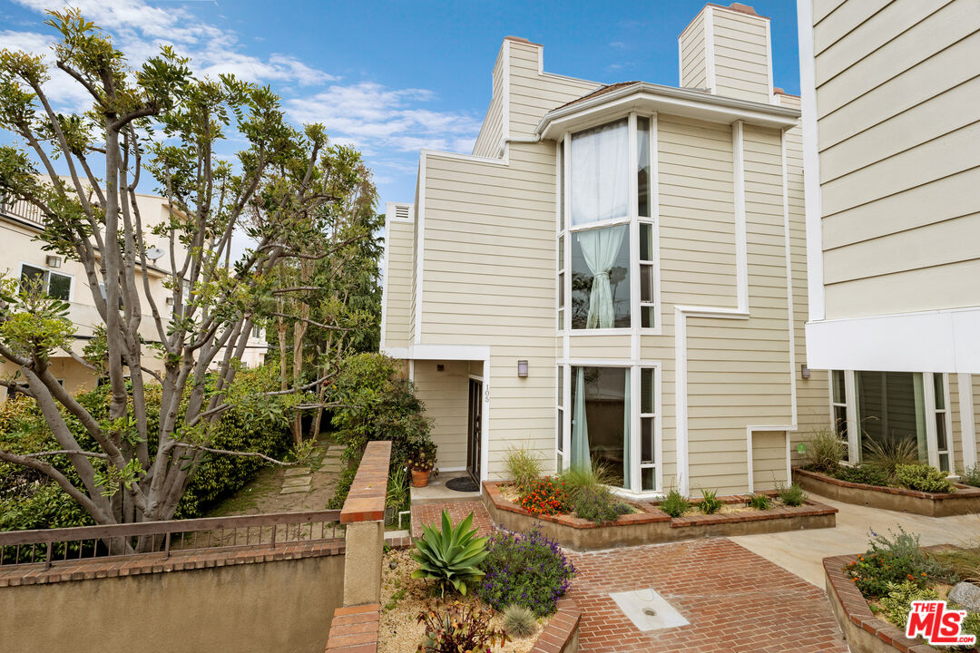 1717 Stoner Ave Unit: 105