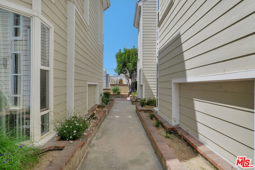 1717 Stoner Ave Unit: 105
