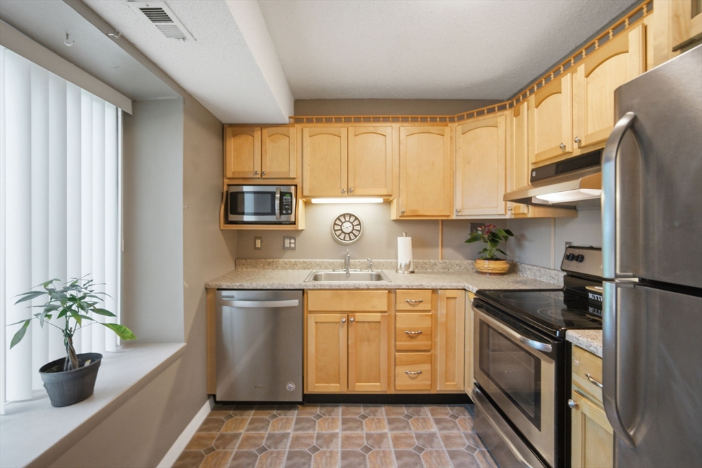 201 Nassau Dr # 201