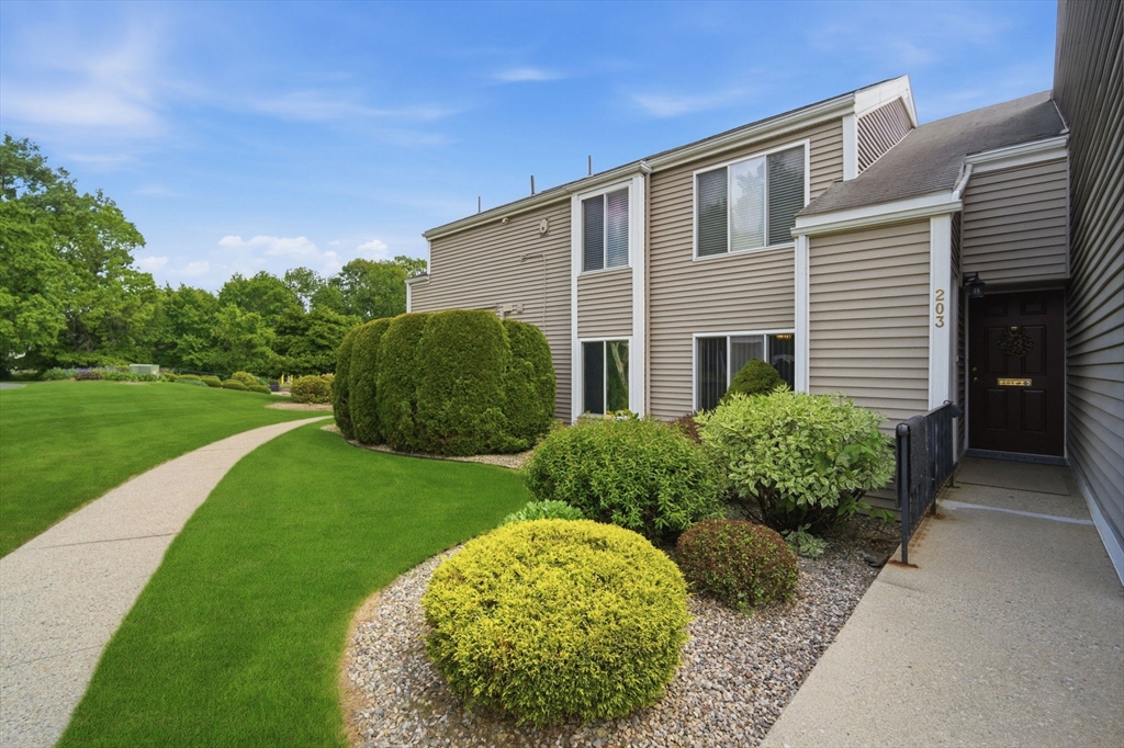 201 Nassau Dr # 201