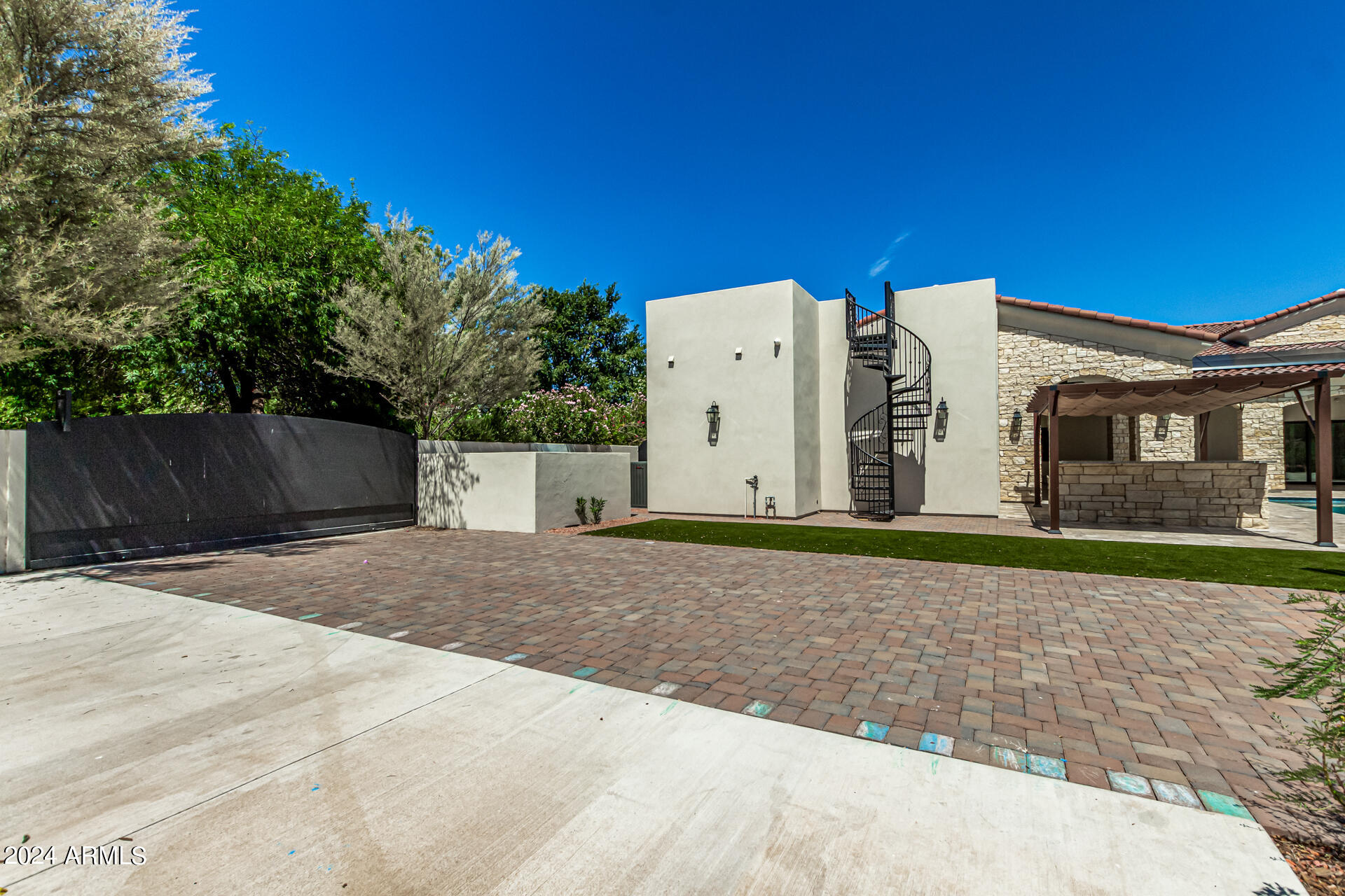 7568 N Mockingbird Lane