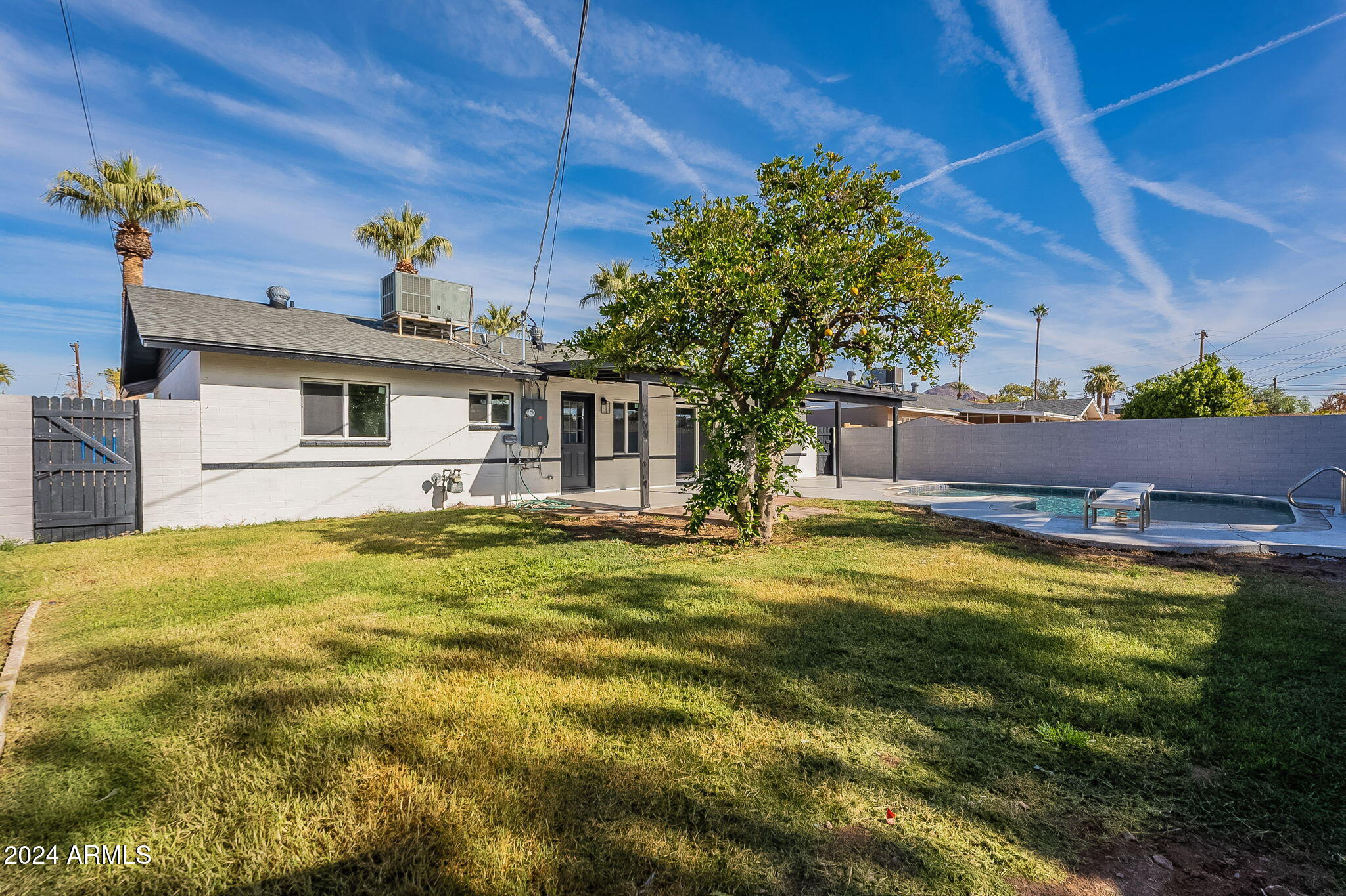3427 E ROMA Avenue