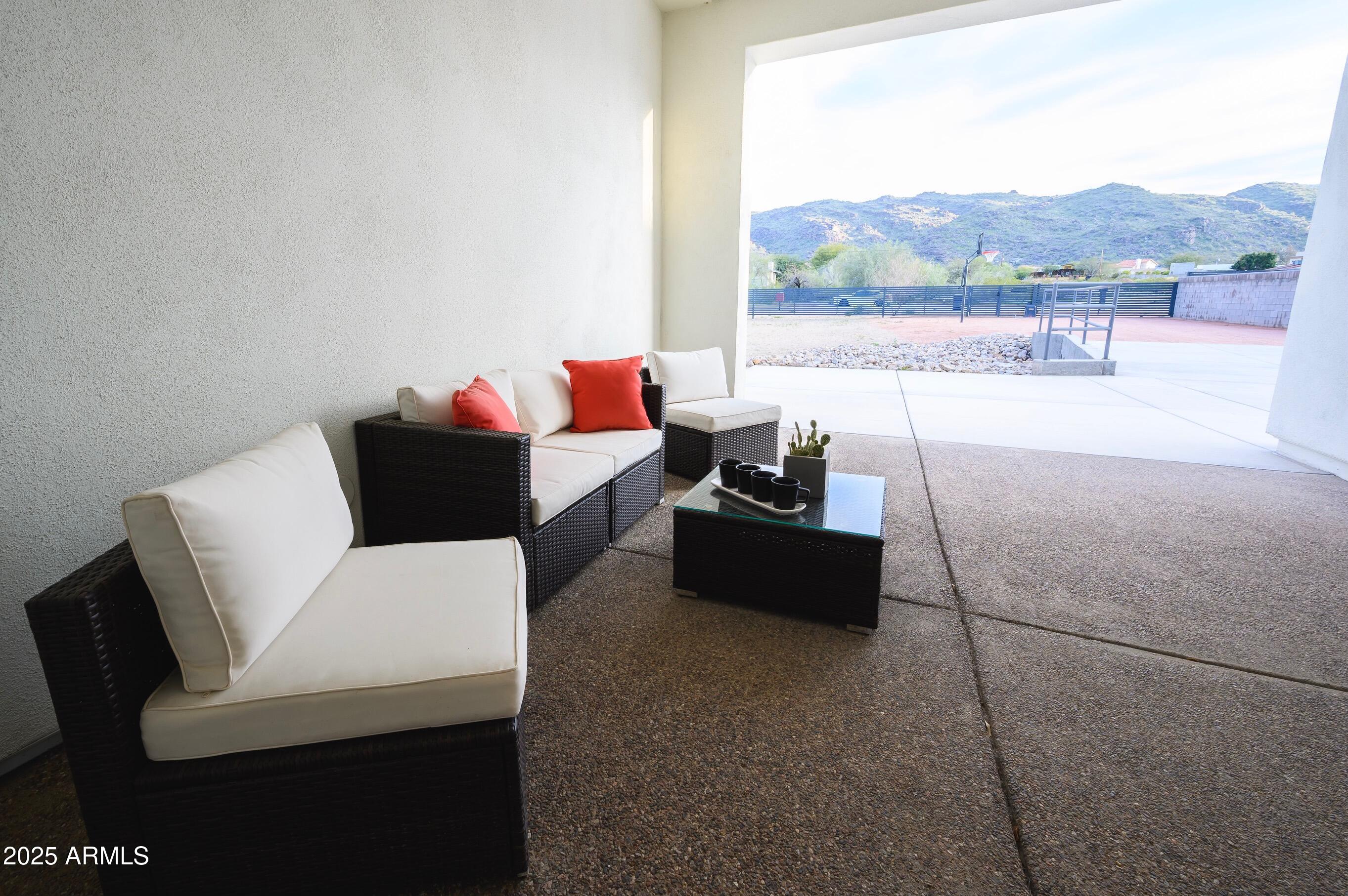 2252 E SOUTH MOUNTAIN Avenue