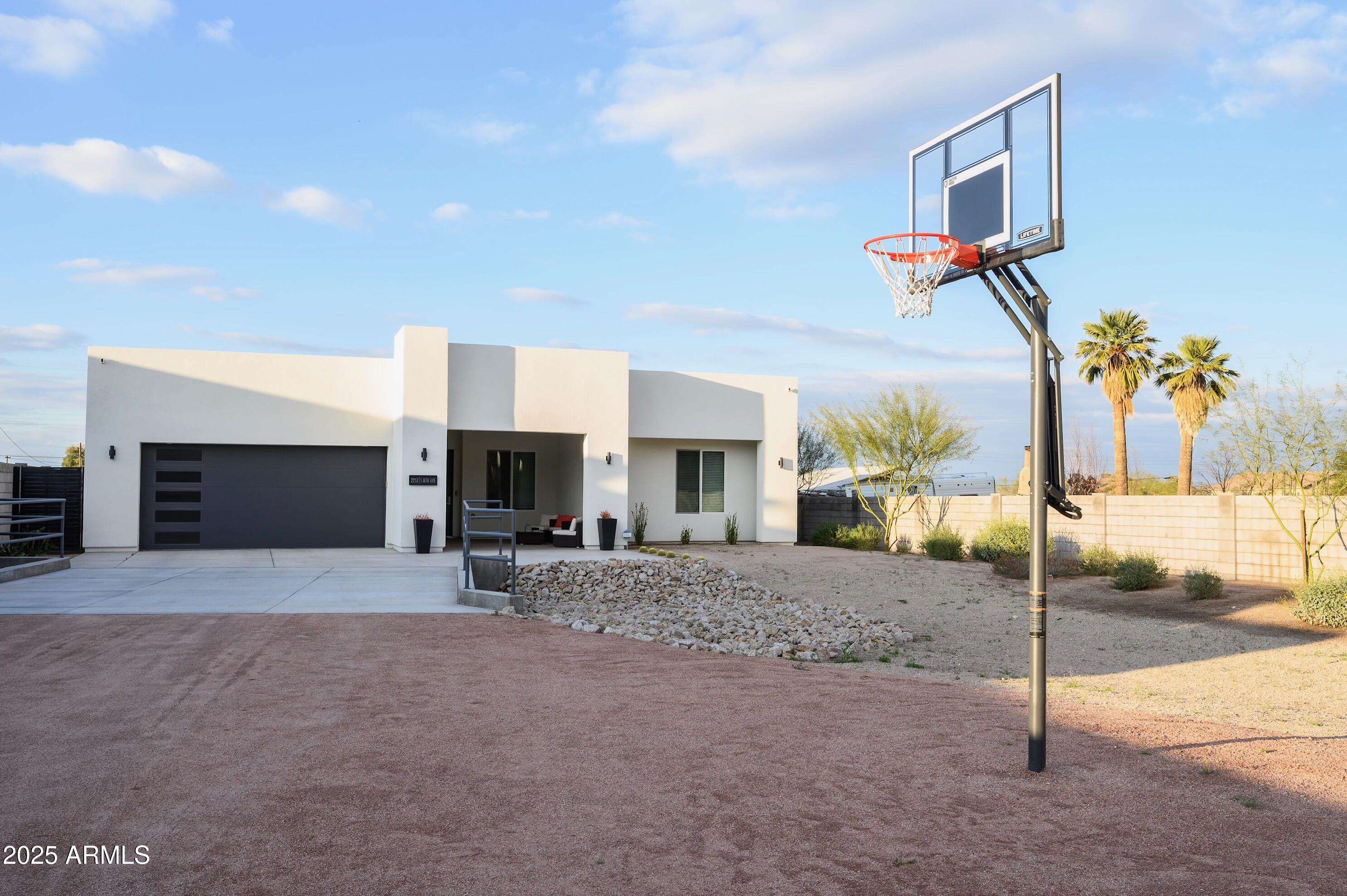 2252 E SOUTH MOUNTAIN Avenue