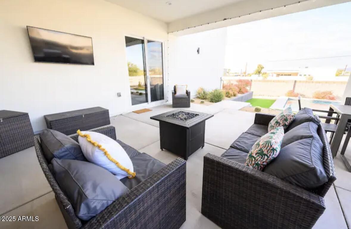 2252 E SOUTH MOUNTAIN Avenue