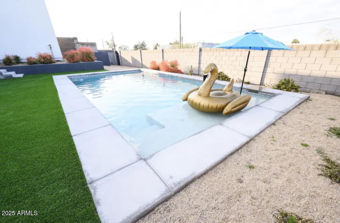 2252 E SOUTH MOUNTAIN Avenue