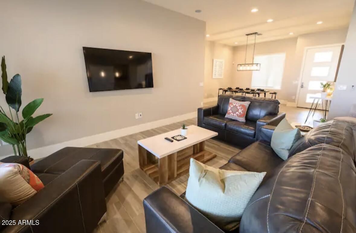 2252 E SOUTH MOUNTAIN Avenue