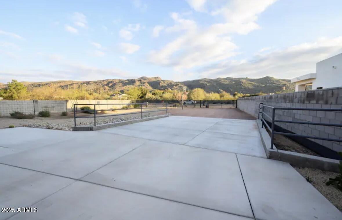 2252 E SOUTH MOUNTAIN Avenue