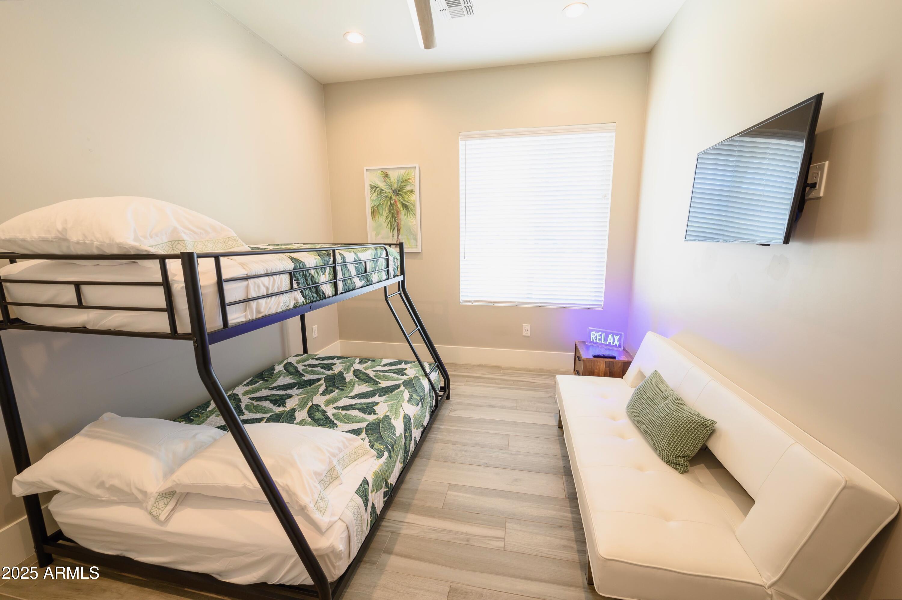 2252 E SOUTH MOUNTAIN Avenue