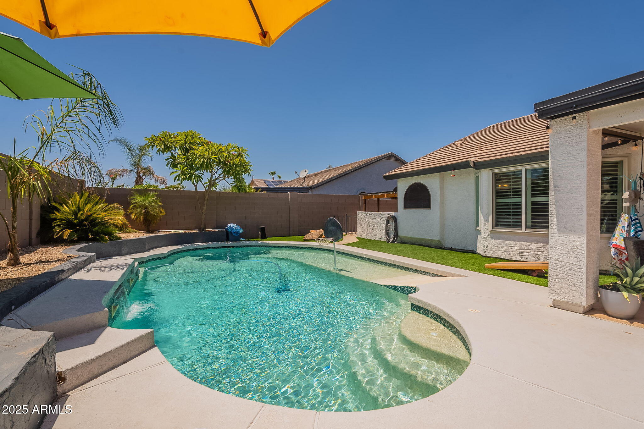 1123 E BETSY Lane