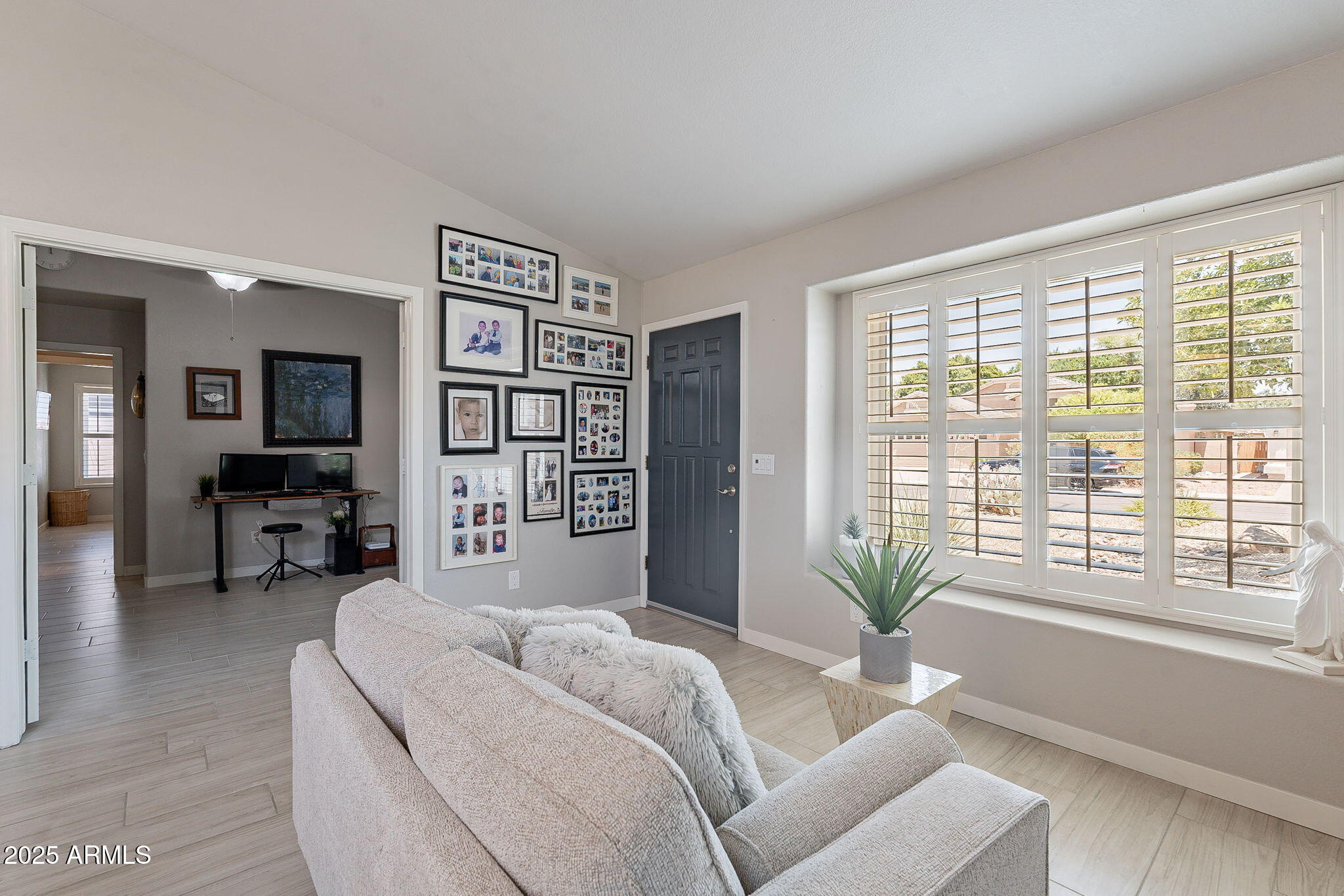 1123 E BETSY Lane