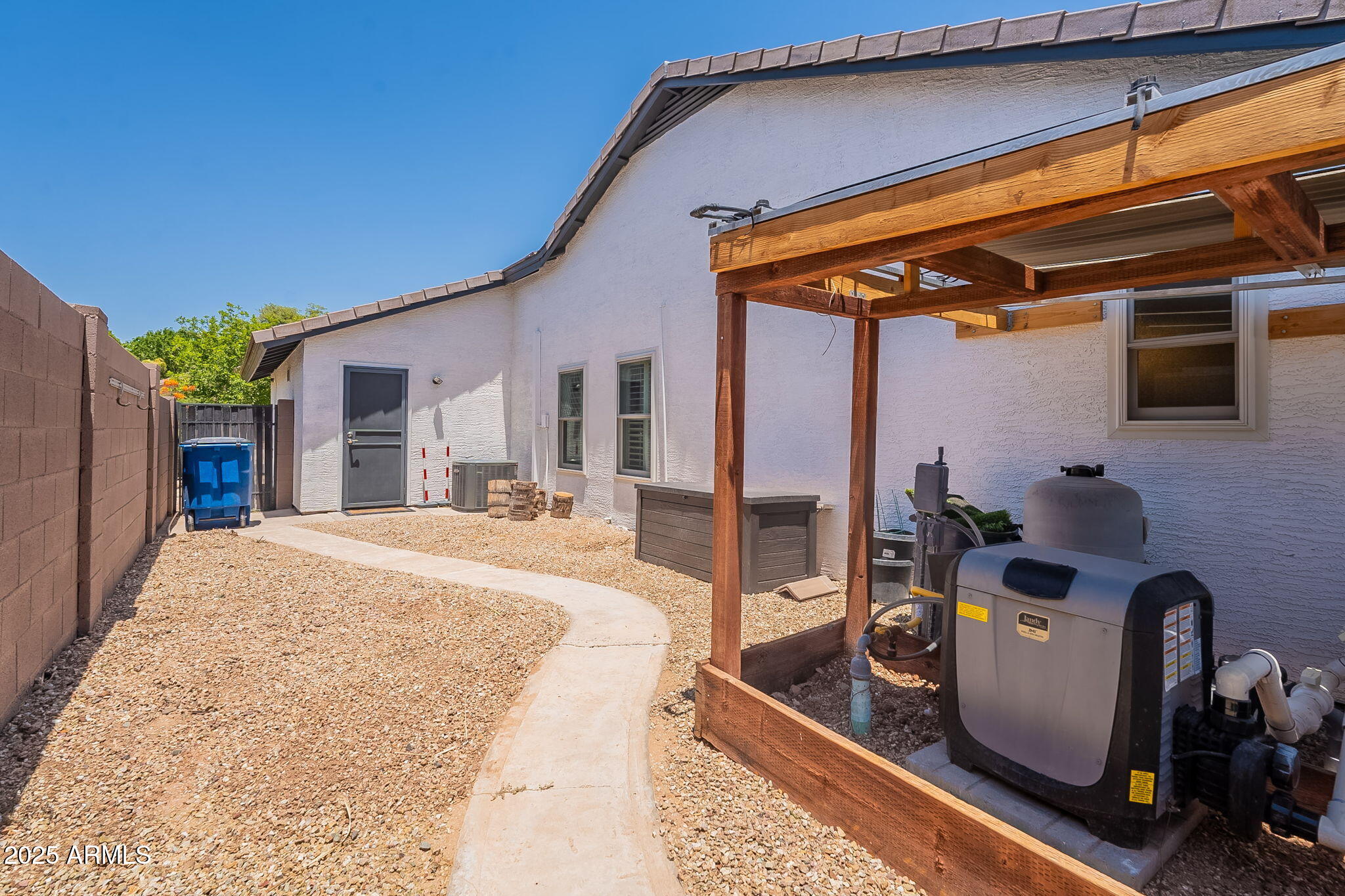 1123 E BETSY Lane