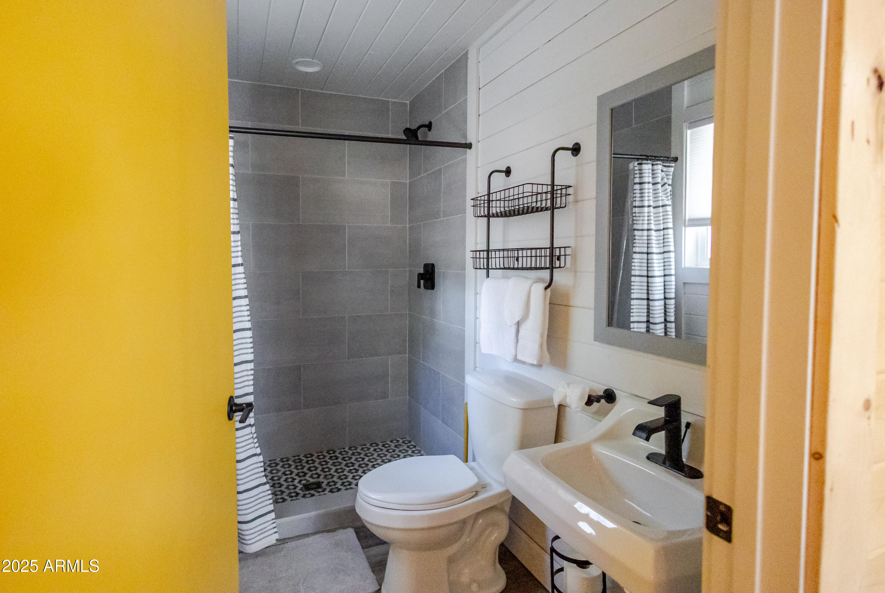 6385 W WHITE MOUNTAIN Boulevard