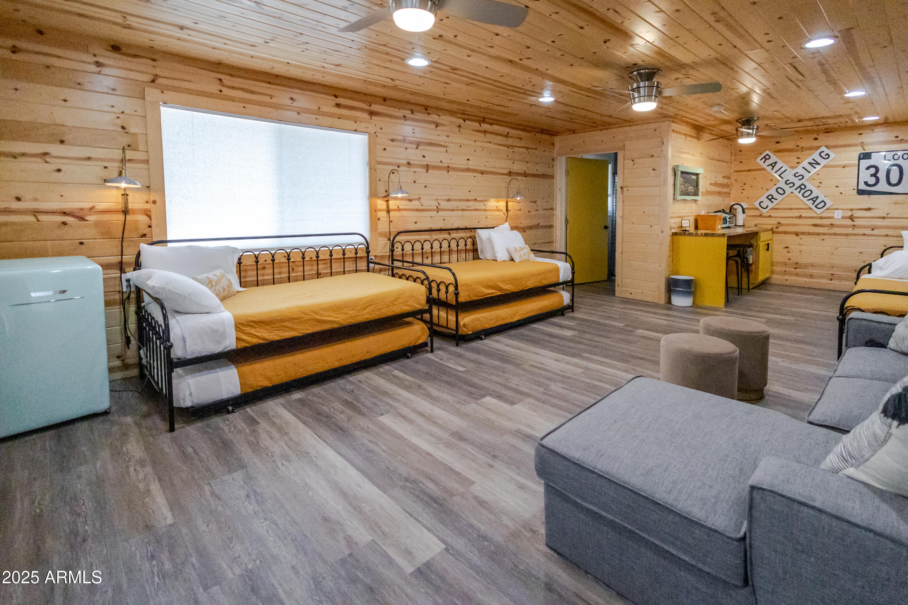 6385 W WHITE MOUNTAIN Boulevard