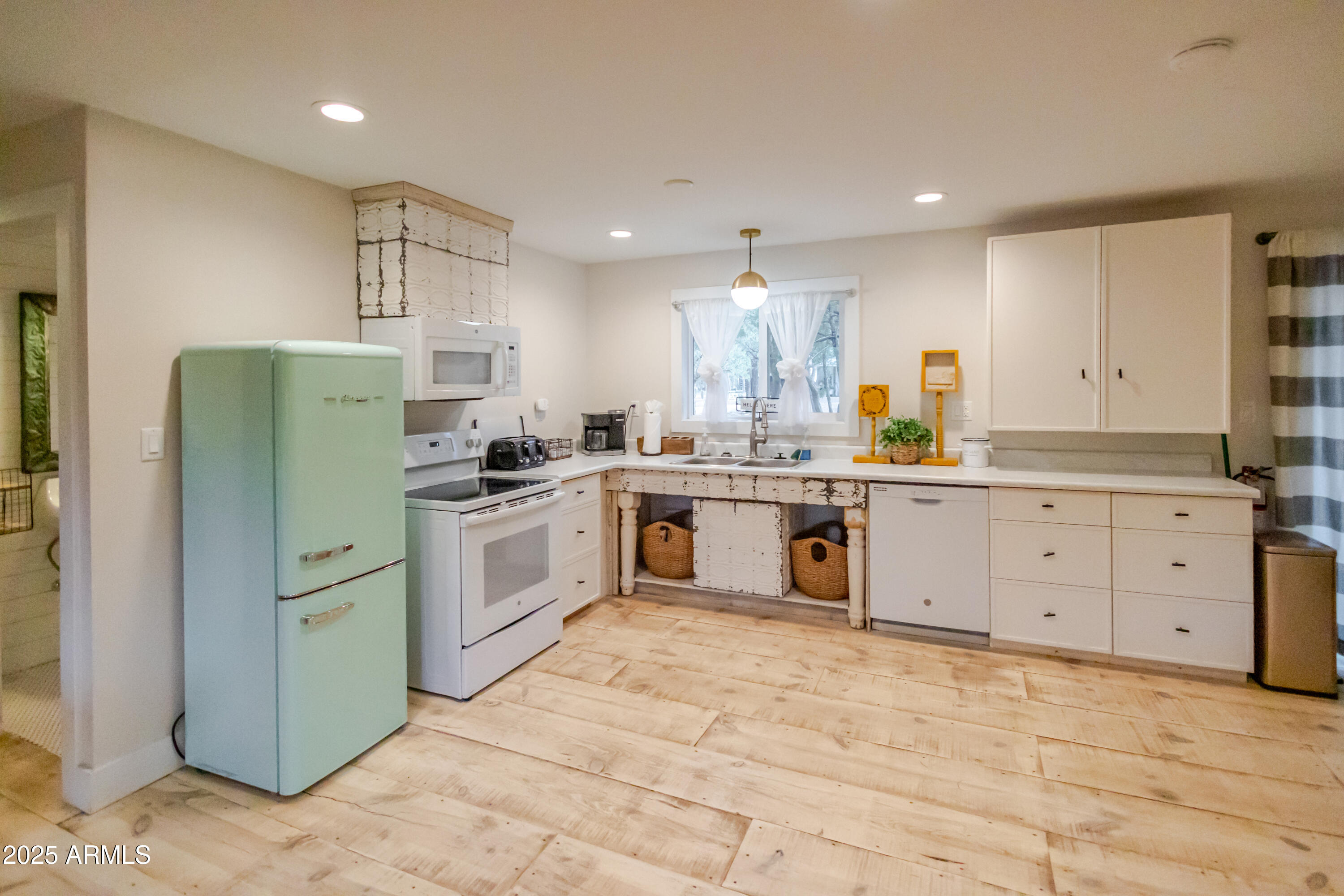 6385 W WHITE MOUNTAIN Boulevard