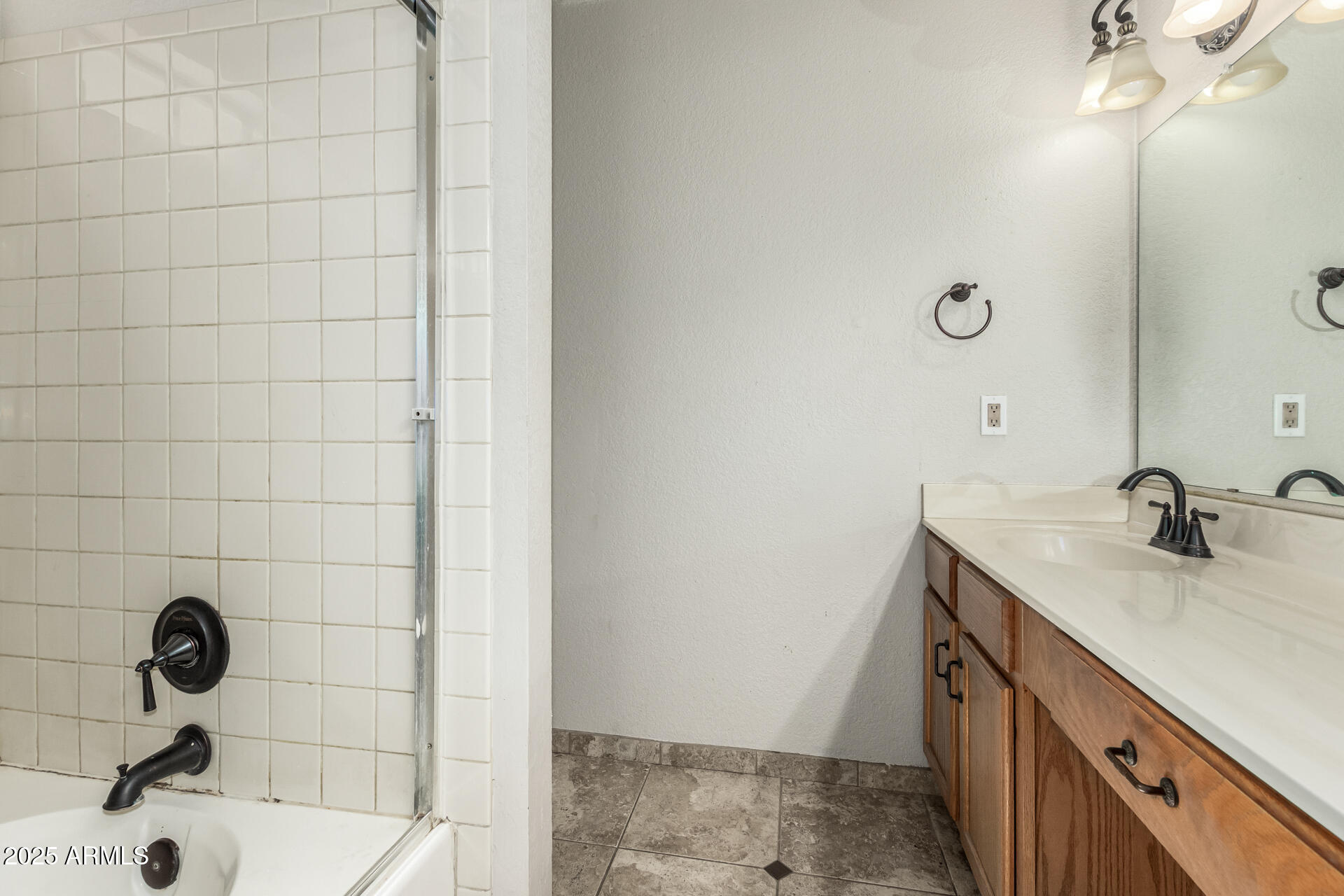 1518 E ROCKWOOD Drive