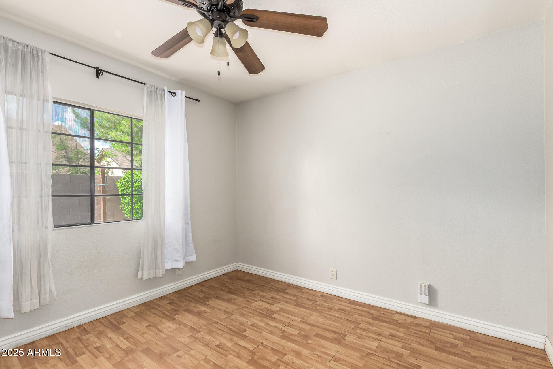 1518 E ROCKWOOD Drive