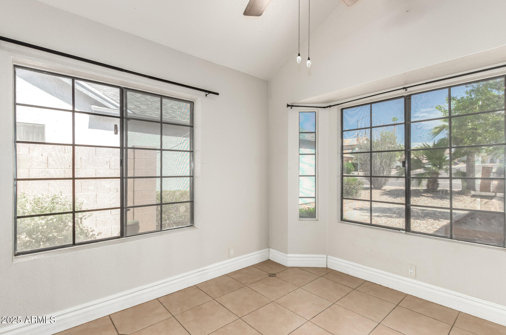 1518 E ROCKWOOD Drive