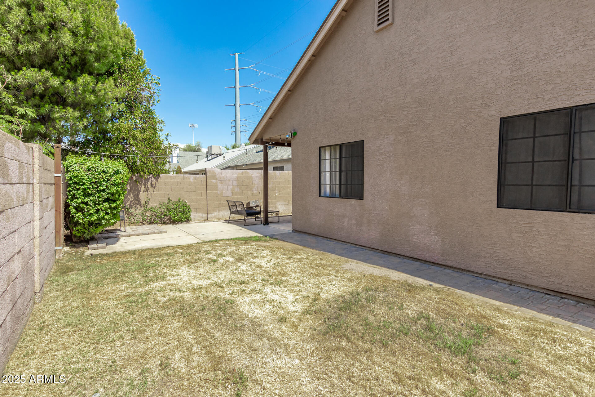 1518 E ROCKWOOD Drive