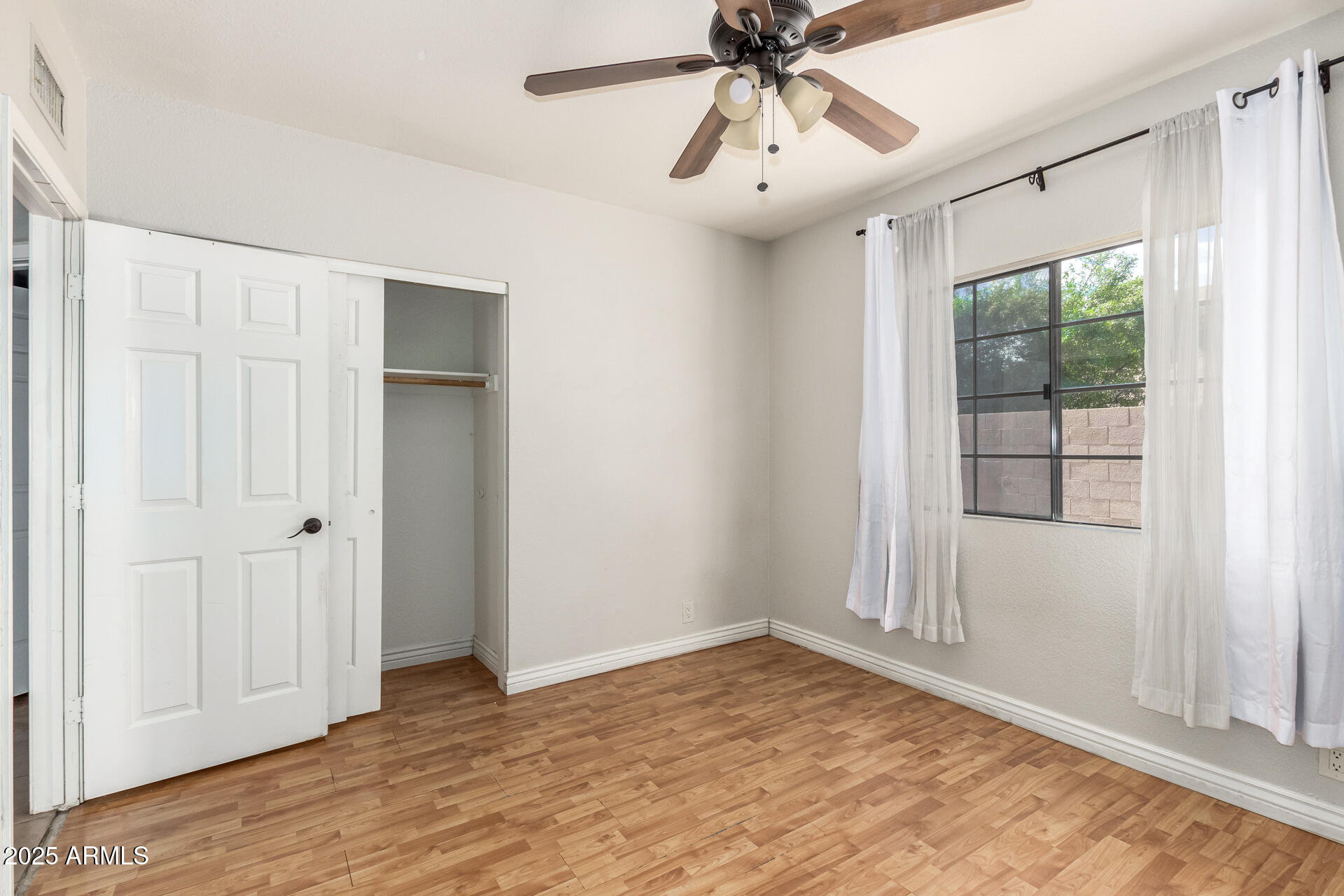 1518 E ROCKWOOD Drive