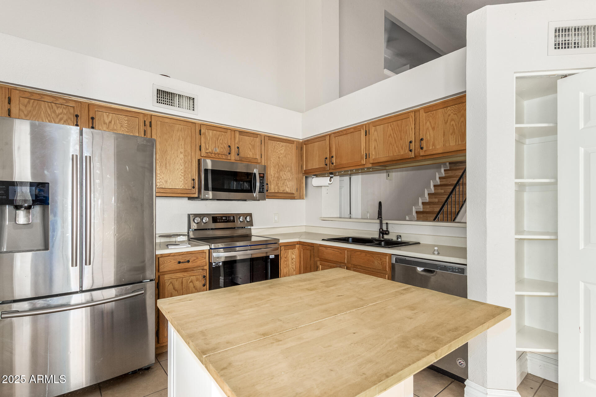 1518 E ROCKWOOD Drive