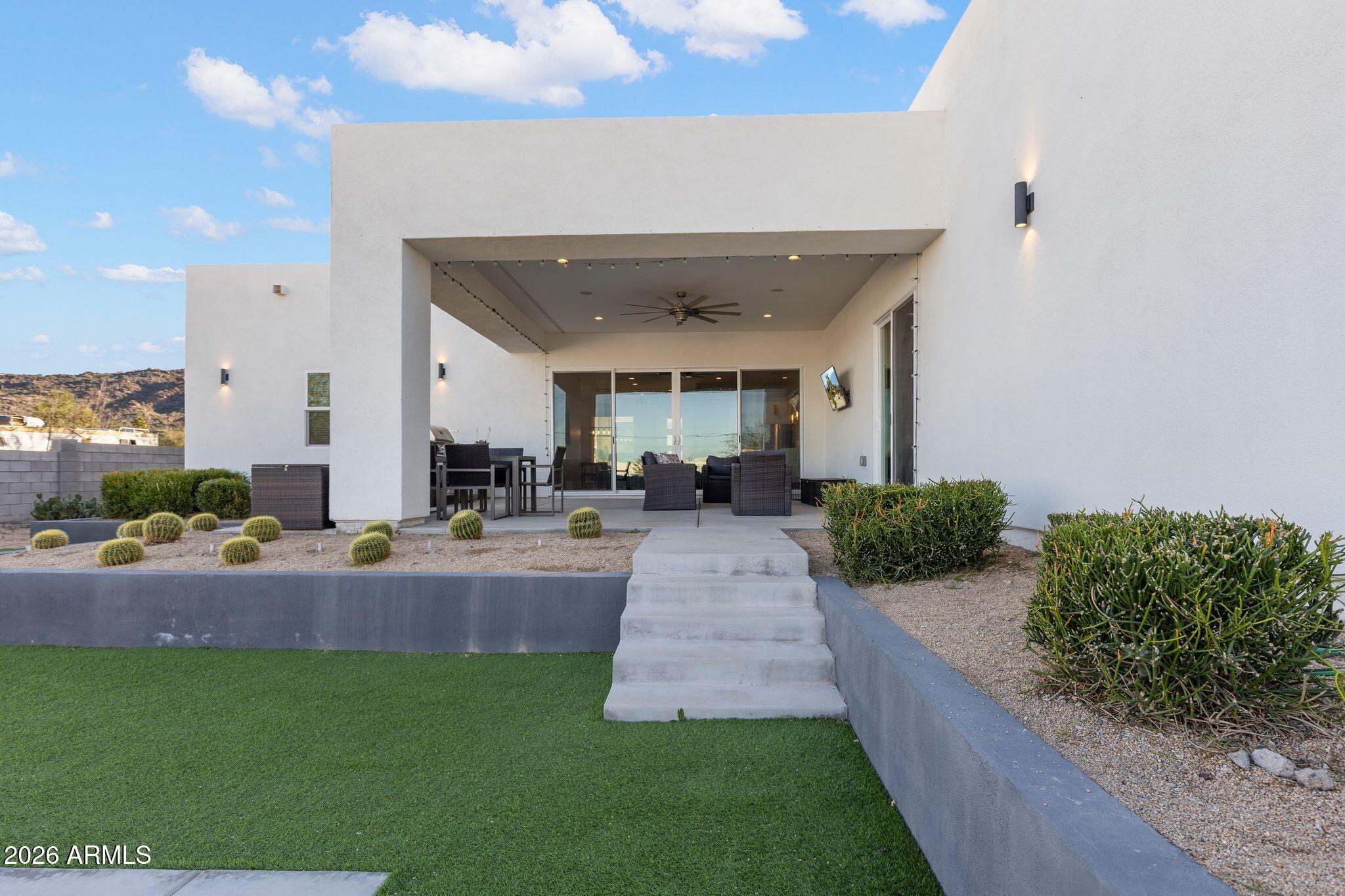 2252 E SOUTH MOUNTAIN Avenue