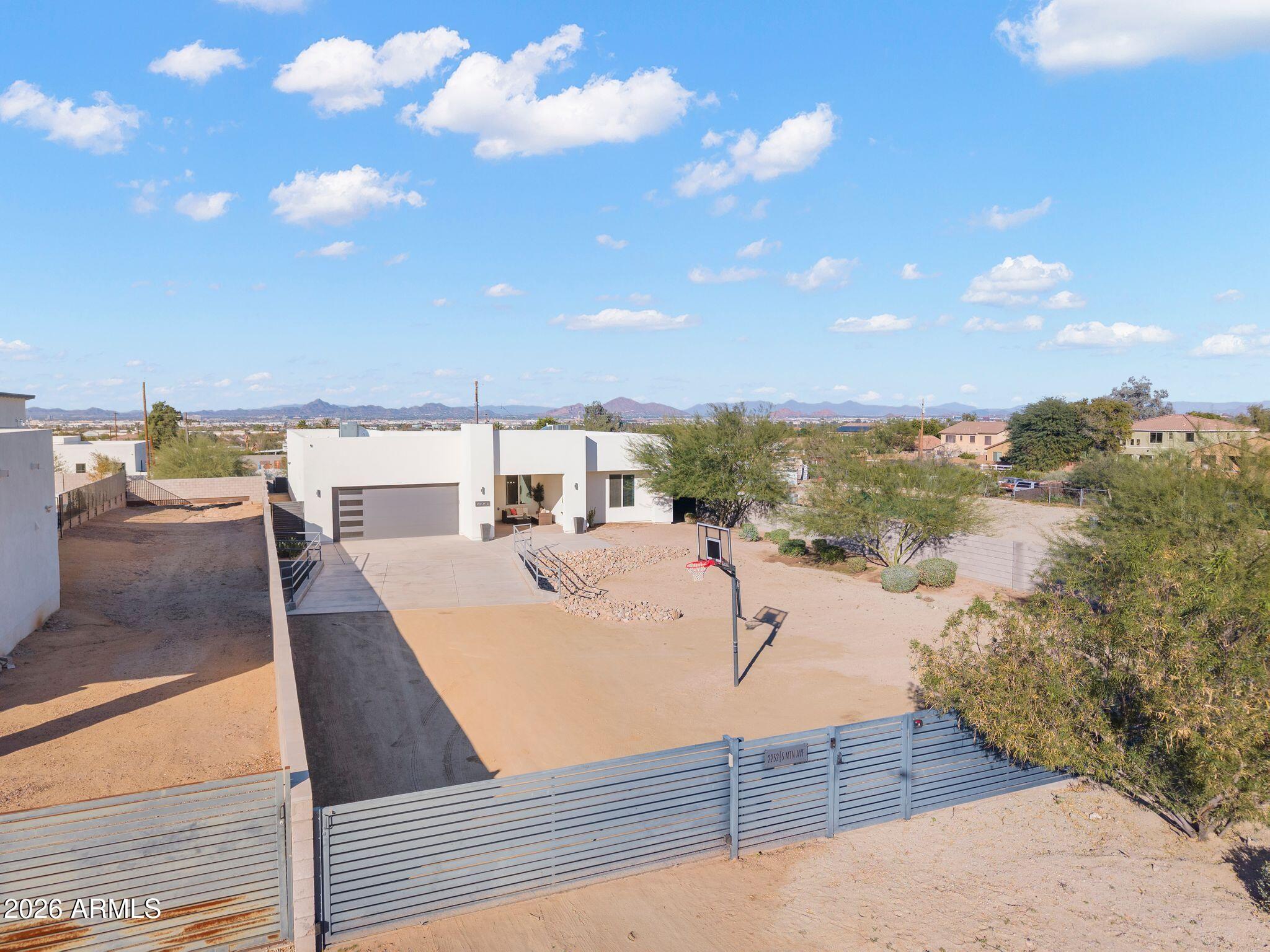 2252 E SOUTH MOUNTAIN Avenue