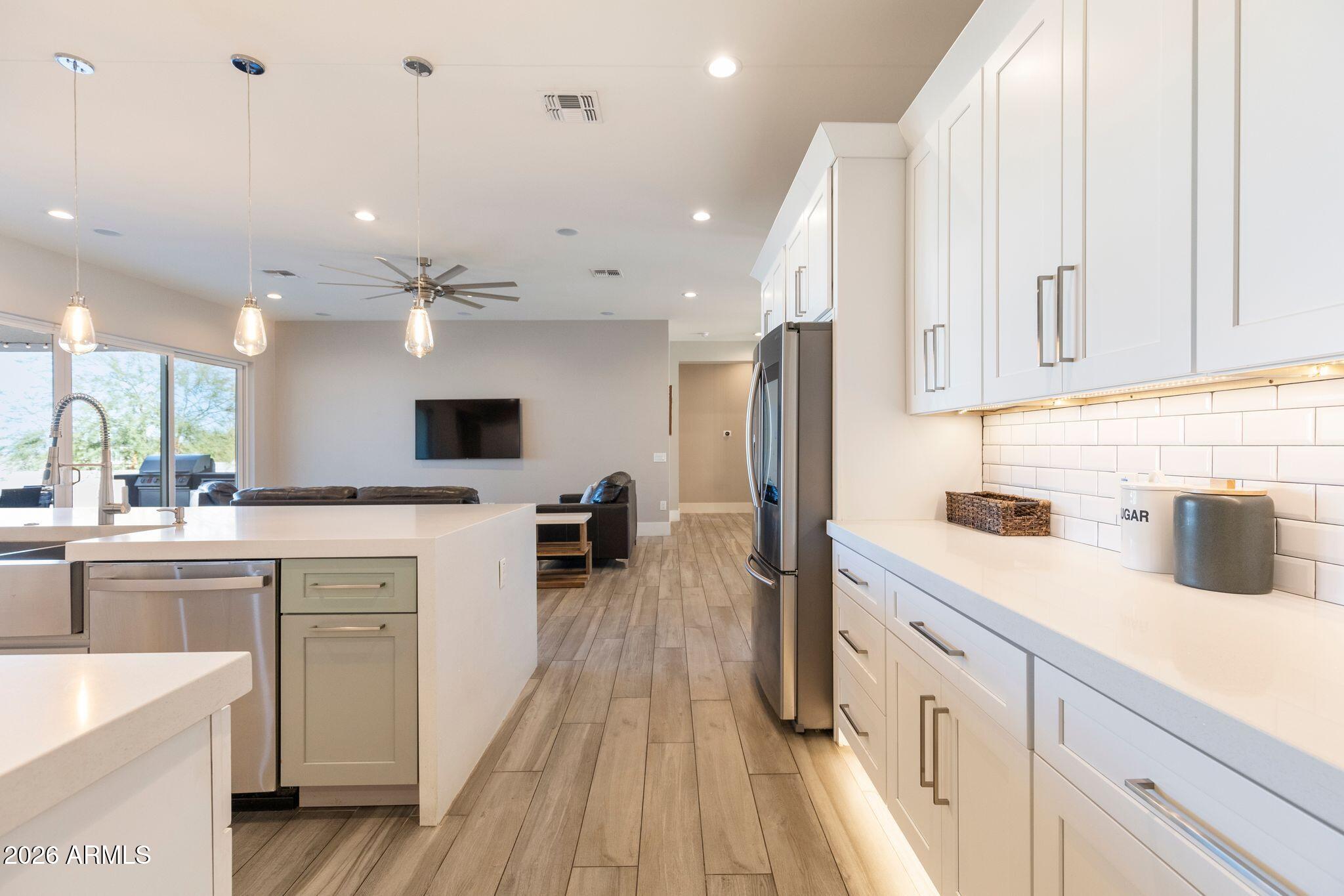 2252 E SOUTH MOUNTAIN Avenue