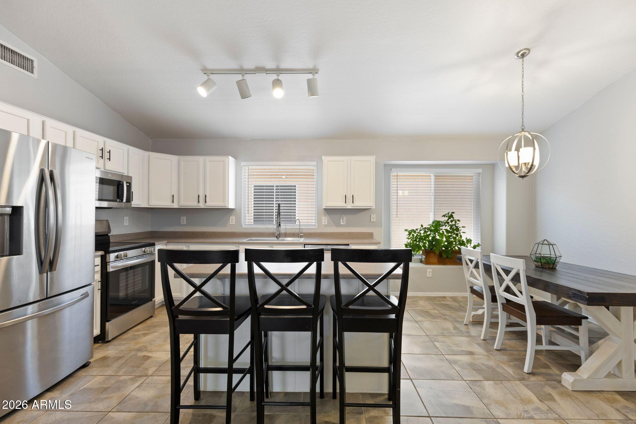 2650 E HARTFORD Avenue