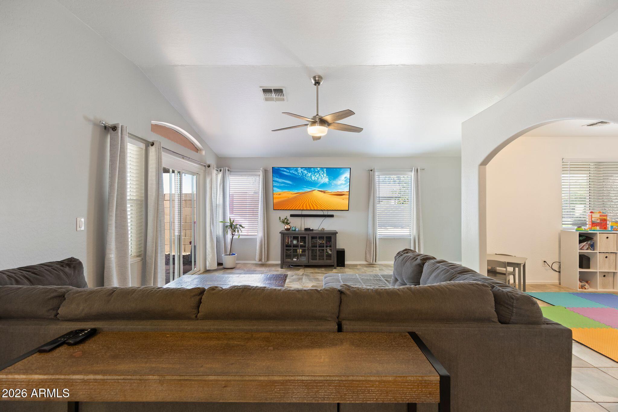 2650 E HARTFORD Avenue