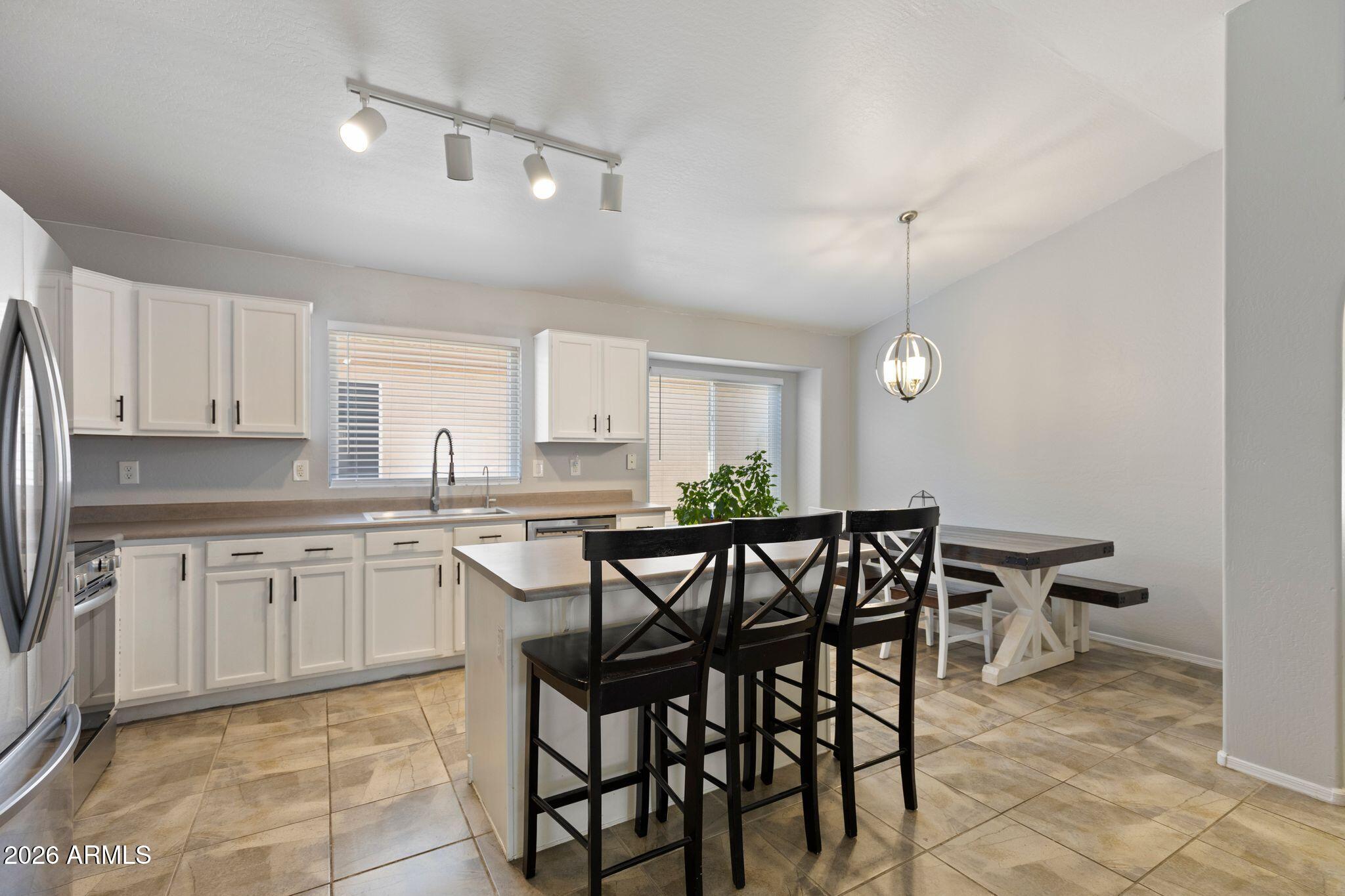 2650 E HARTFORD Avenue