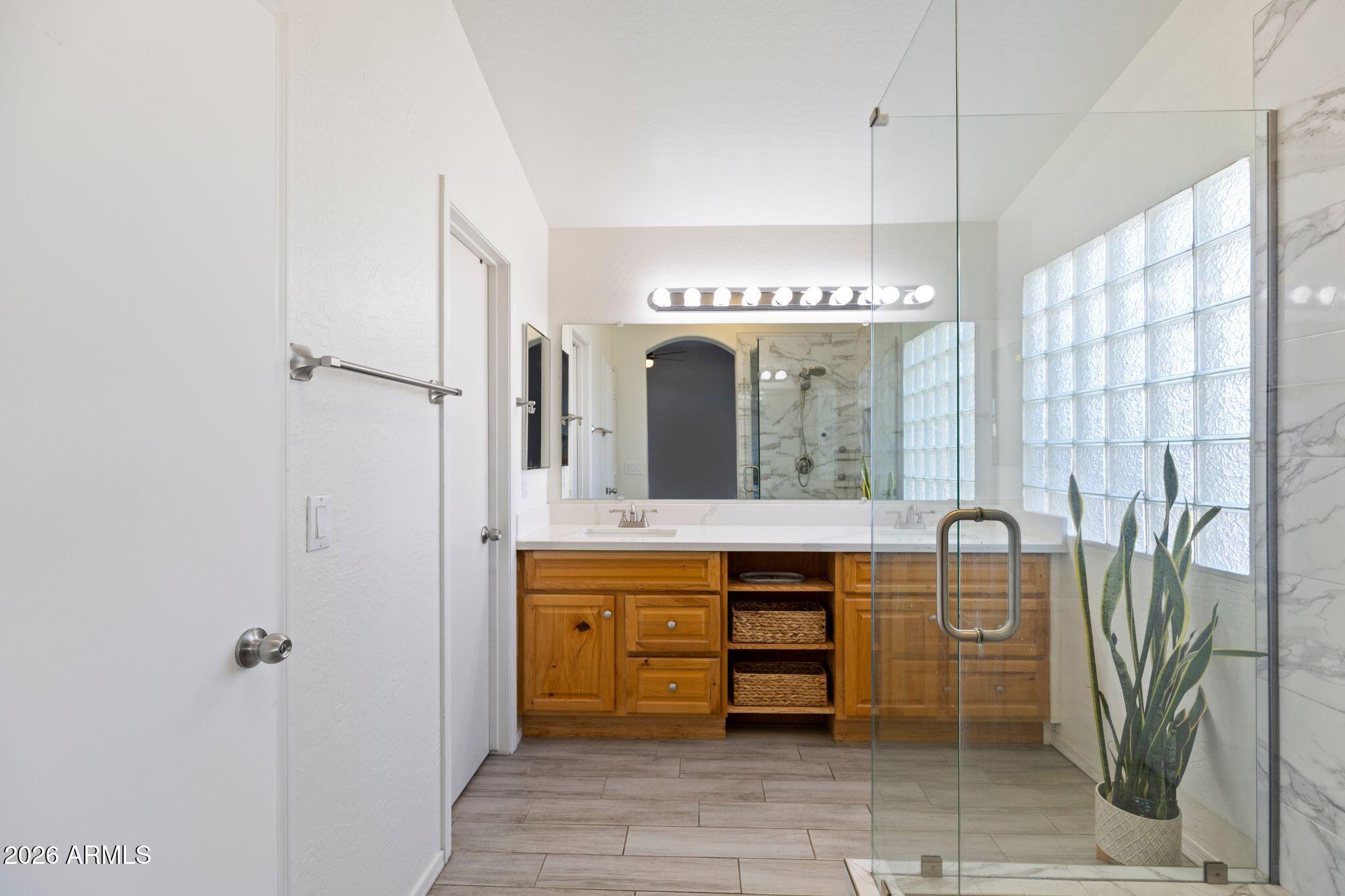 2650 E HARTFORD Avenue