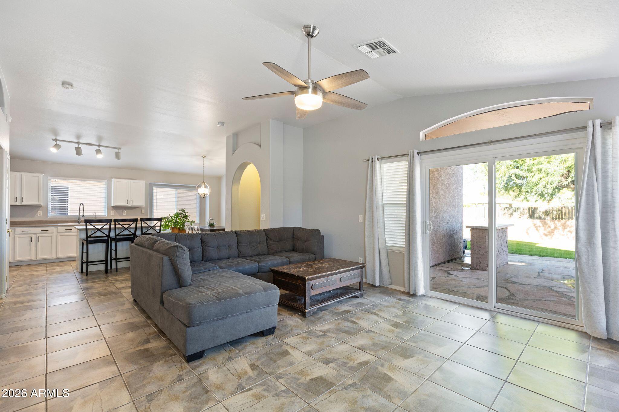 2650 E HARTFORD Avenue