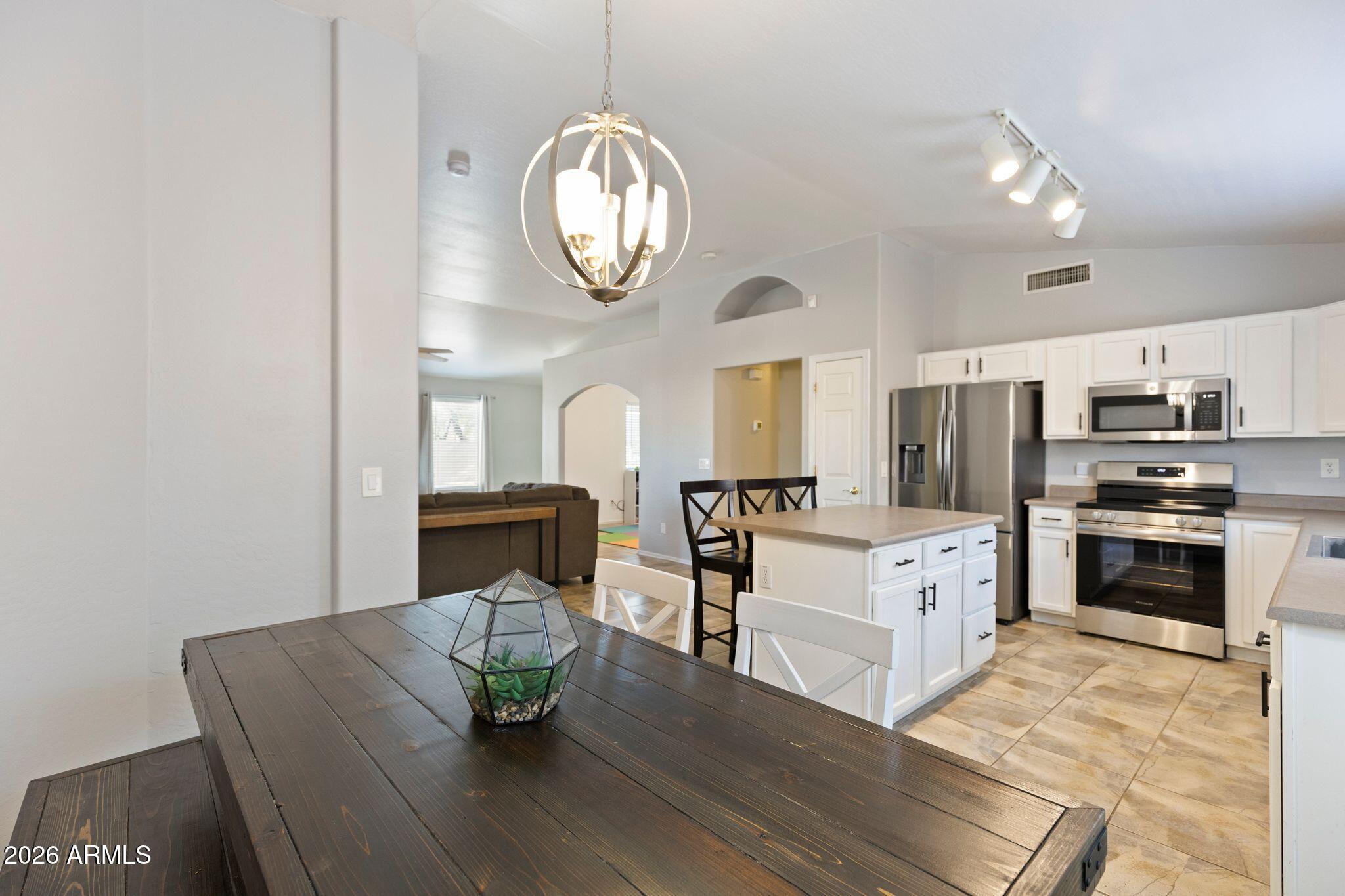 2650 E HARTFORD Avenue