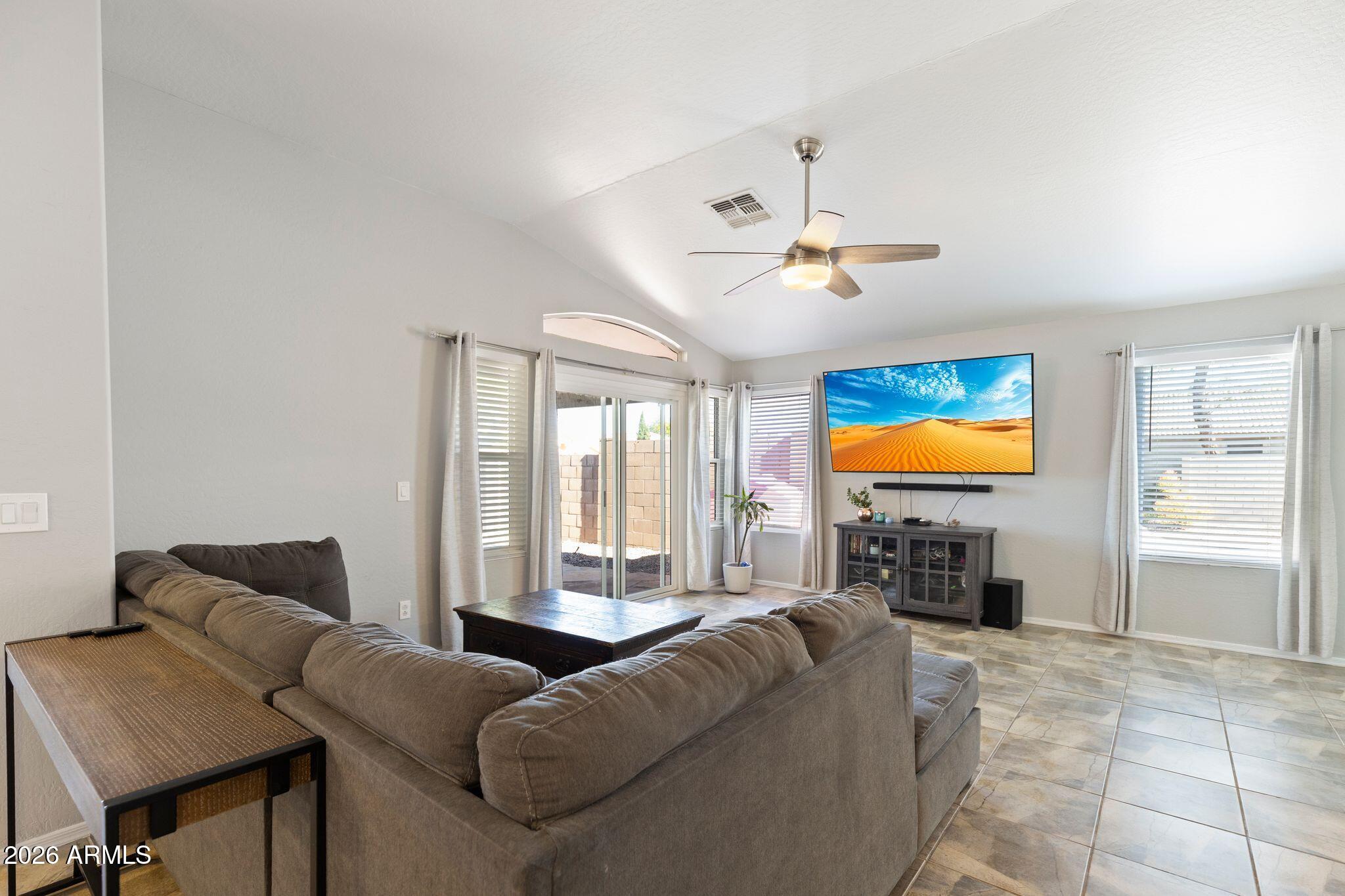 2650 E HARTFORD Avenue