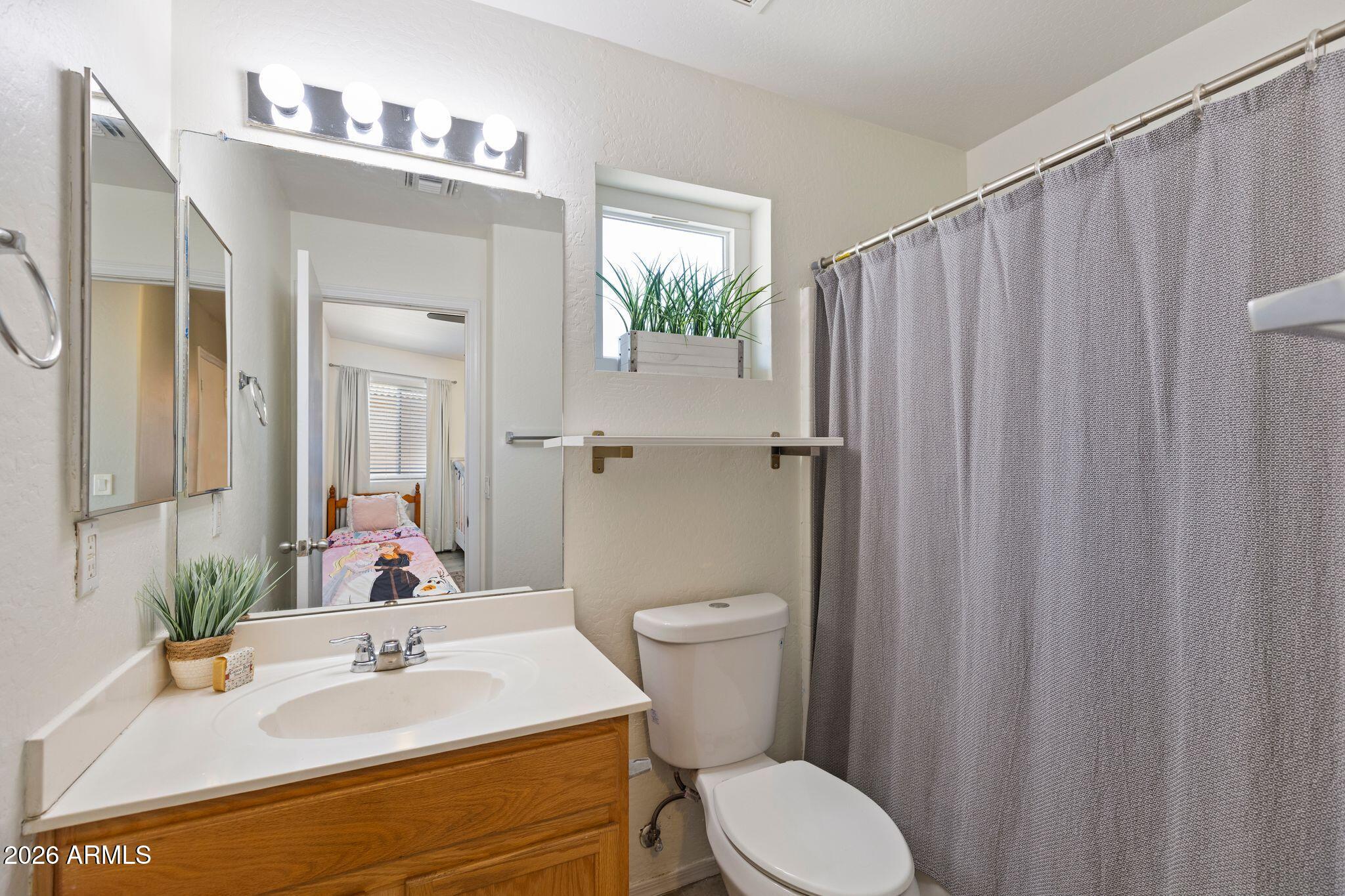 2650 E HARTFORD Avenue