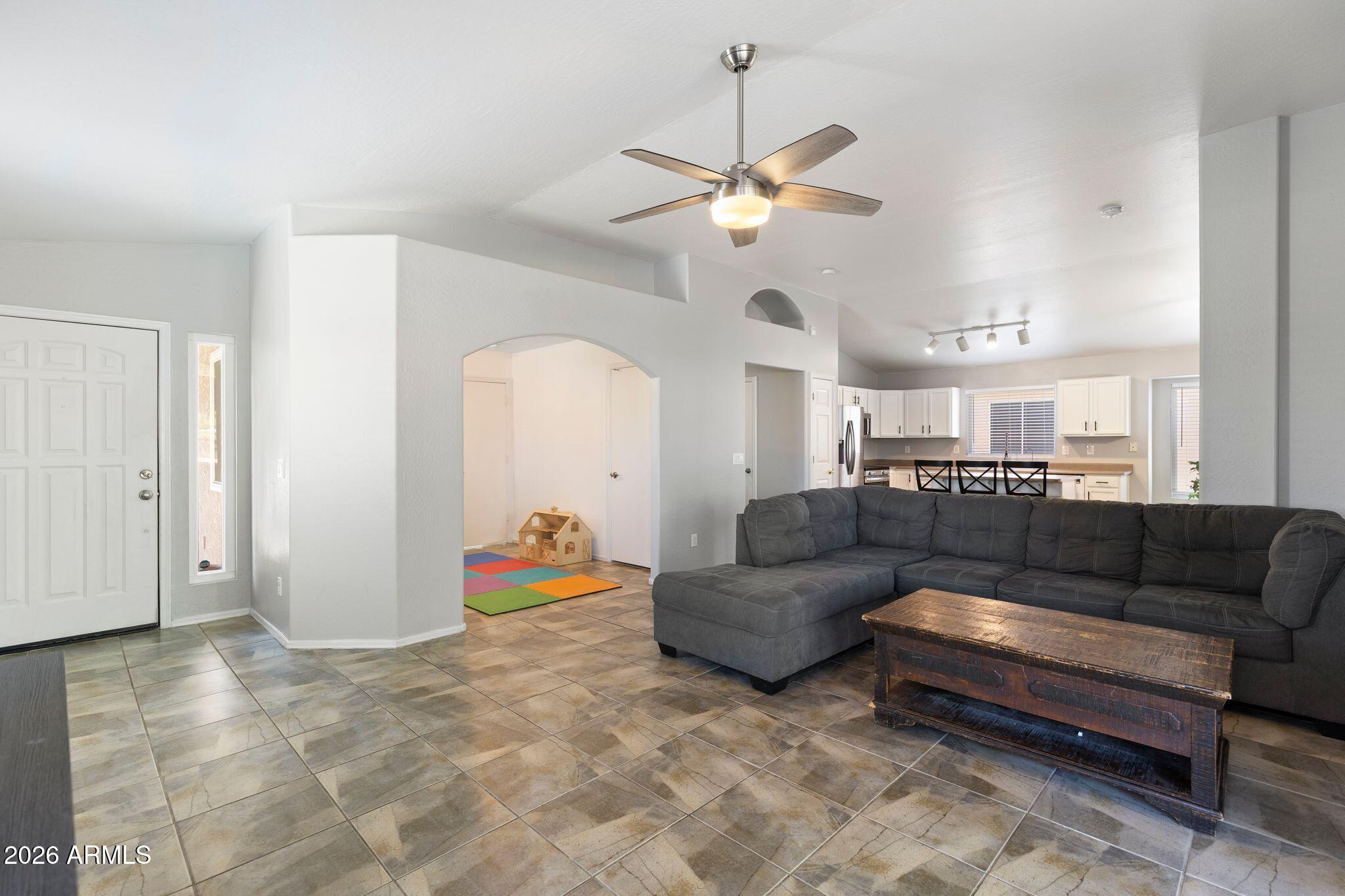 2650 E HARTFORD Avenue