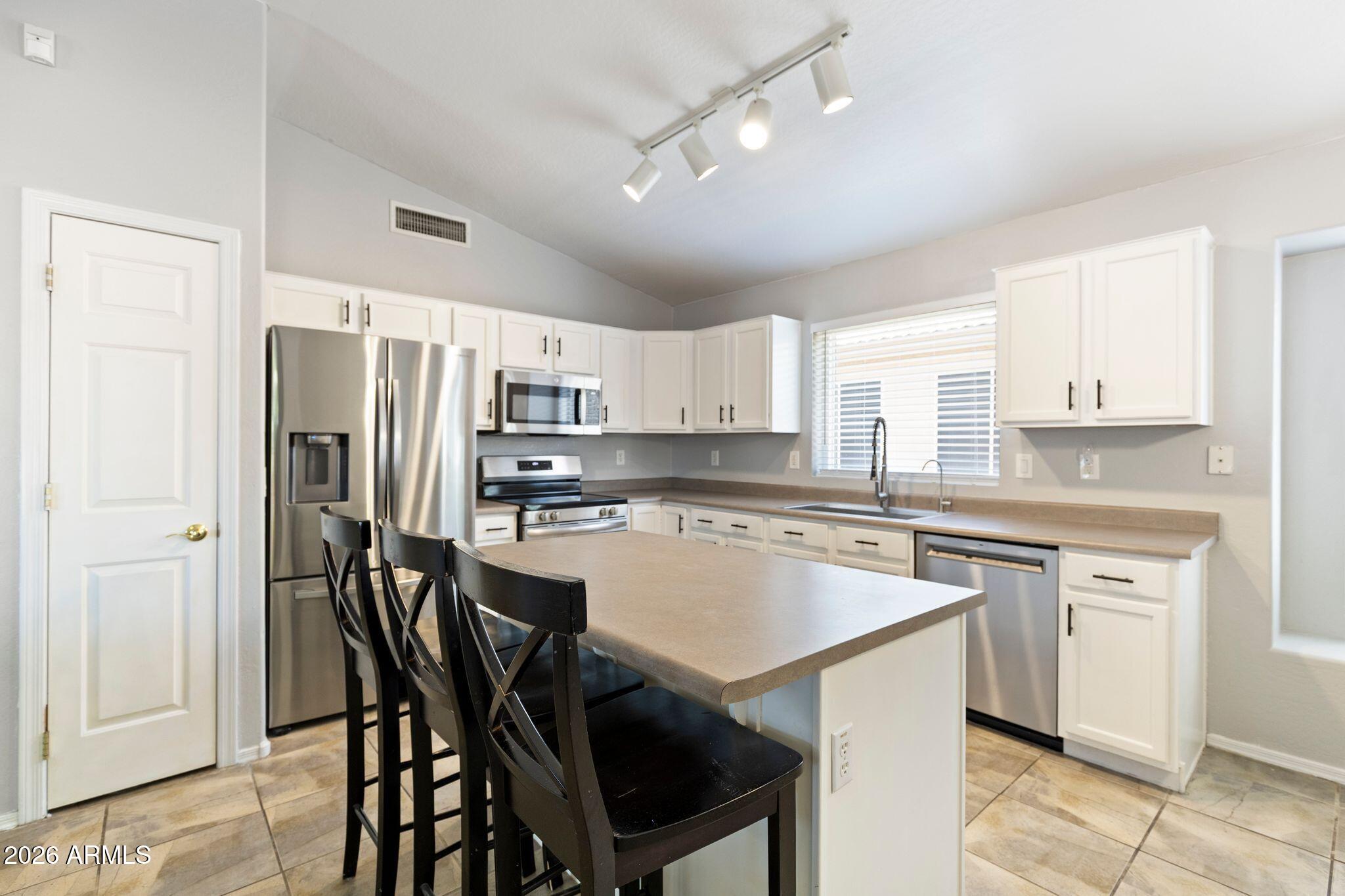 2650 E HARTFORD Avenue